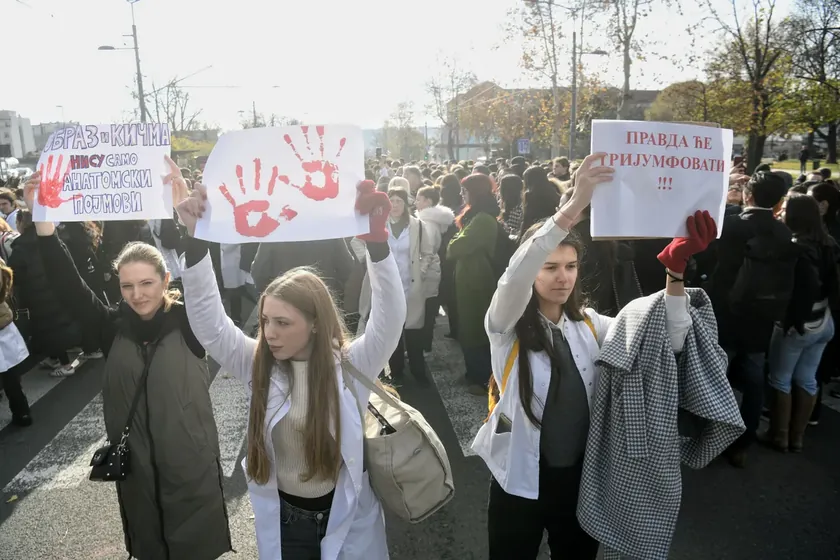 Sırbistan'ın Novi Sad kentinde dekan seçim süresinin uzatılması protesto edildi.