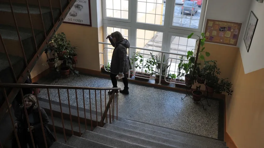 Novi Sad'da bir apartman binasının asansör kapısında bulunan garip uyarı Sırbistan'ı güldürdü.