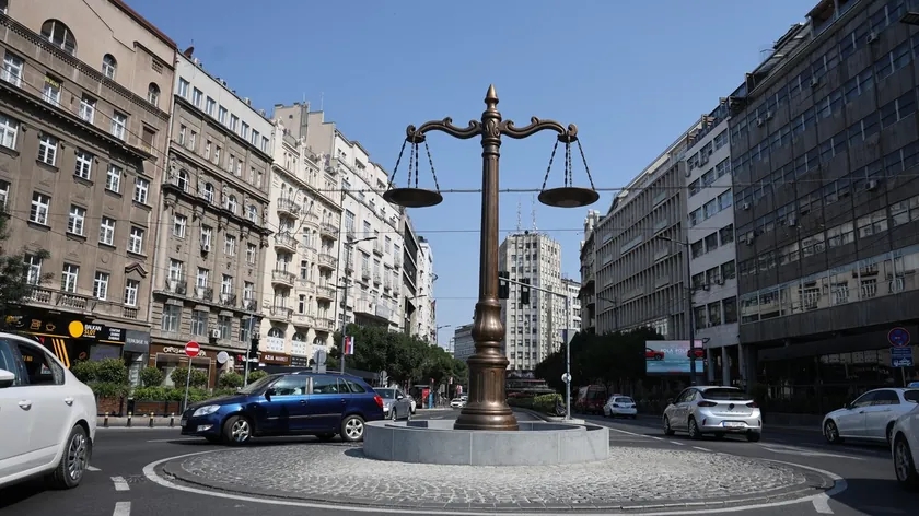 Beograd'da Terazijama'daki yeni dairesel yolda bulunan heykelin değeri 100.000 euro.
