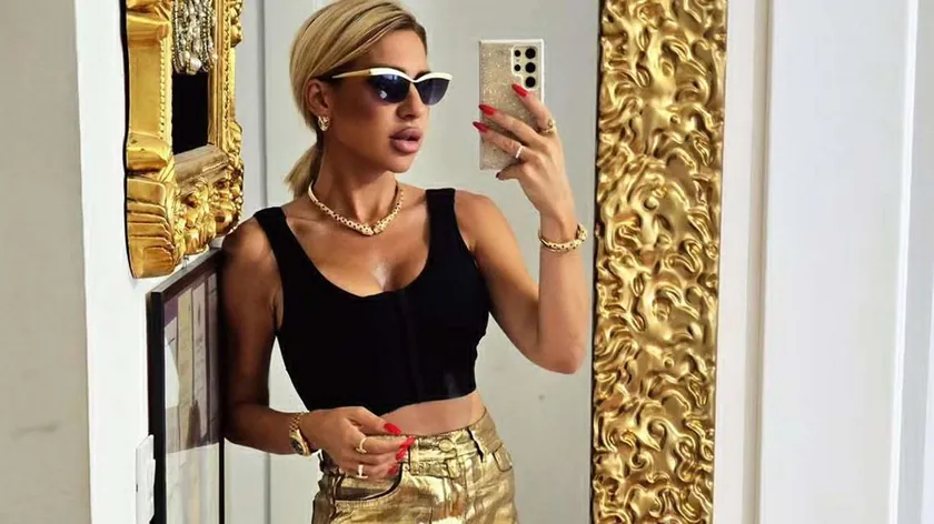 Sırp televizyon sunucusu Jovana Jeremić ameliyat sonrası şık bir görünüm sergiliyor.