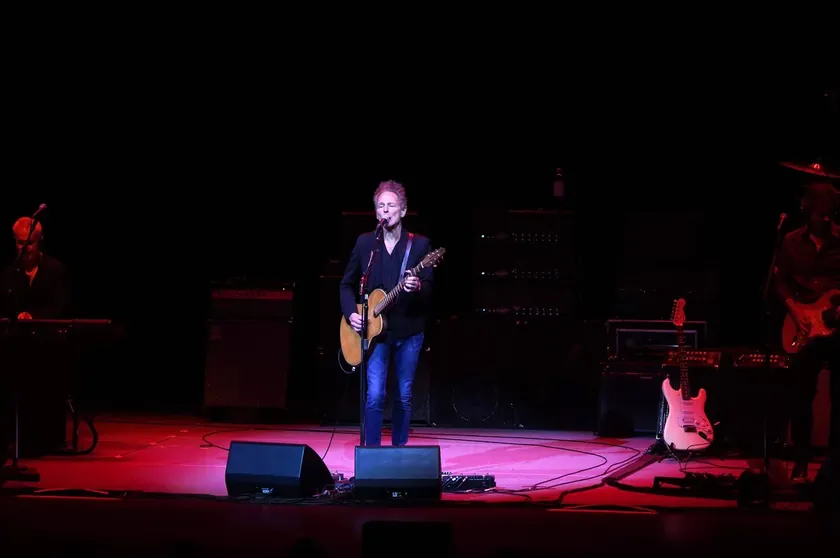 Eski Fleetwood Mac Üyesi Lindsey Buckingham Santa Monica'da Bilinmeyen Maddeyle Saldırıya Uğradı