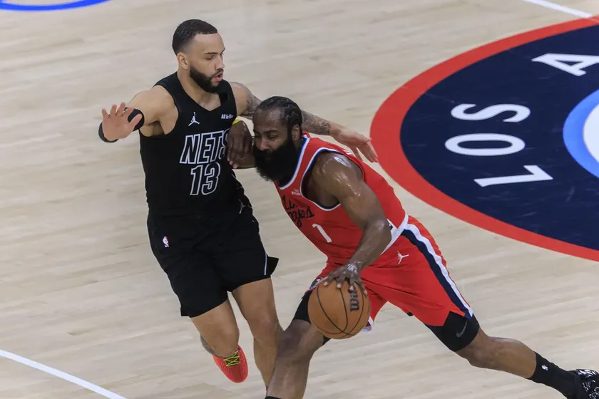 Sırbistan saatiyle gece yarısı NBA'de James Harden Klivlend'e takas oldu