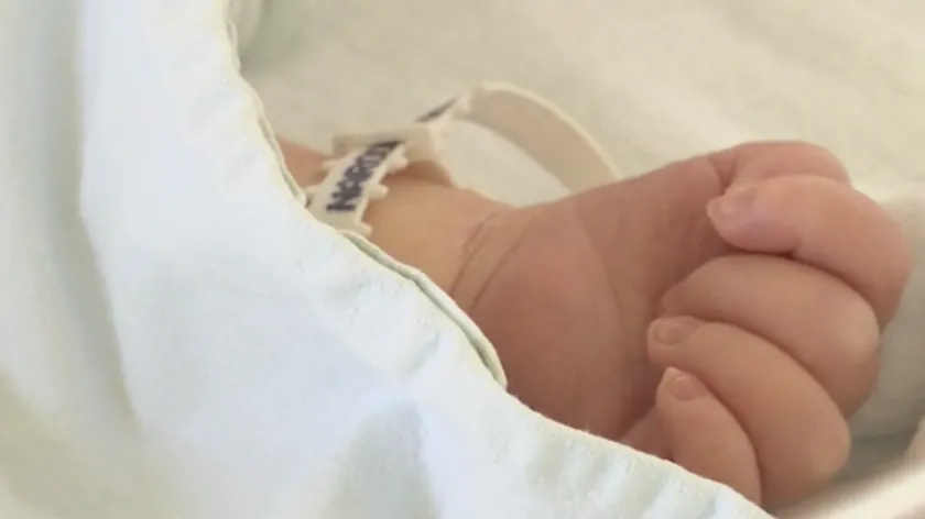 Sırbistan'da anne hastane bekleme odasında tek başına doğum yaptı