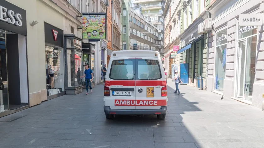 Sırbistan'da üç çocuk trafik kazası sonucu sağ ayaklarını kaybetti.