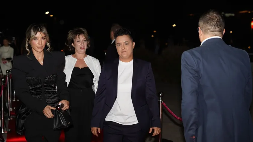 Sırp sanatçıları Jovana Pajić ve Marija Šerifović, Blic dergisinin 30. yıldönümünü kutladı.
