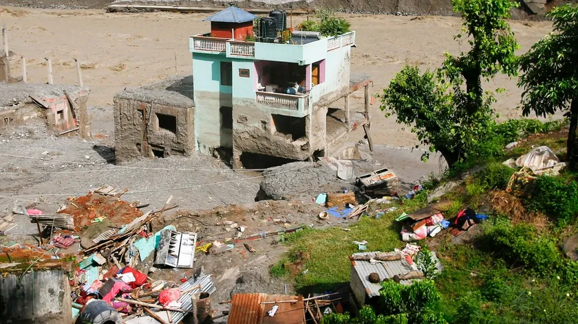 Nepal'da bir evin felaket sırasında nasıl hayatta kaldığı.