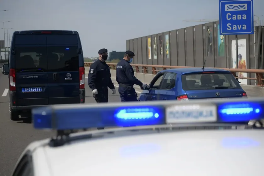 Belgrad Gazela Köprüsü'nde çıkan minibüs yangını nedeniyle trafik tamamen durduruldu.