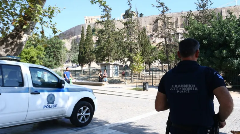 Yunanistan polisi büyük bir operasyon başlattı Sırp vatandaşlara plakaları alındı.