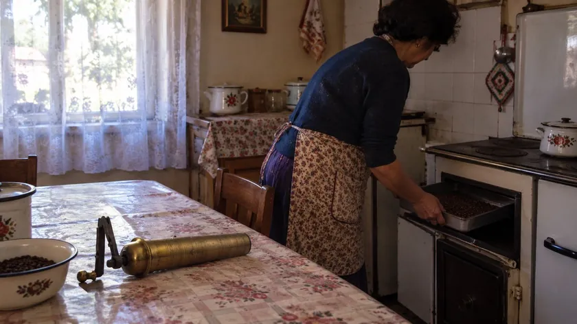 Sırbistan'da eski nesiller, günümüzde hızla tüketilen instant kahve kültürünün aksine, kahvenin hazırlık sürecini bir aile ritüeli olarak hatırlıyorlar.