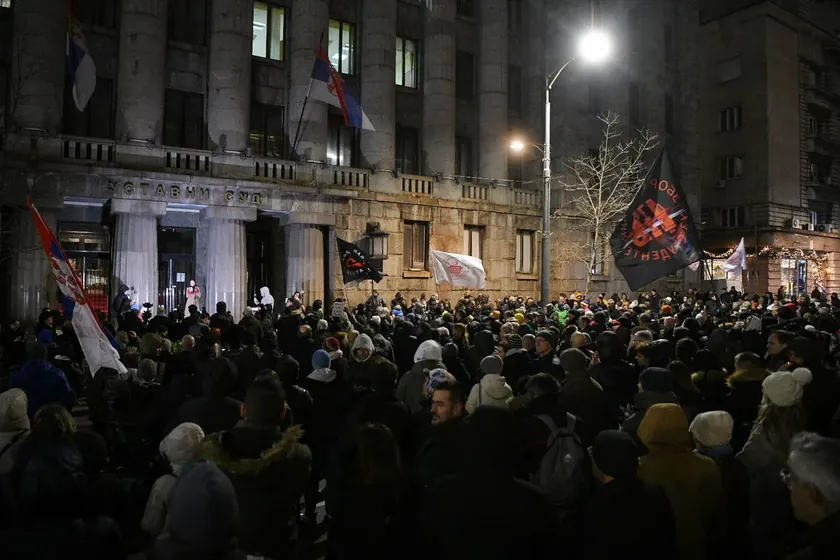 Sırbistan yargısı adli yasalarındaki değişiklikleri protesto etme çağrısı yaptı.