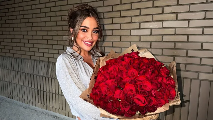 Sırbistan'da Şarkıcı Milica Jokić 25. Yaş Gününde 100 Kırmızı Gülle Kutlandı