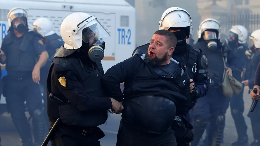 Arnavutluk'ta altı günlük protestolarda 303 kişi yaralandı