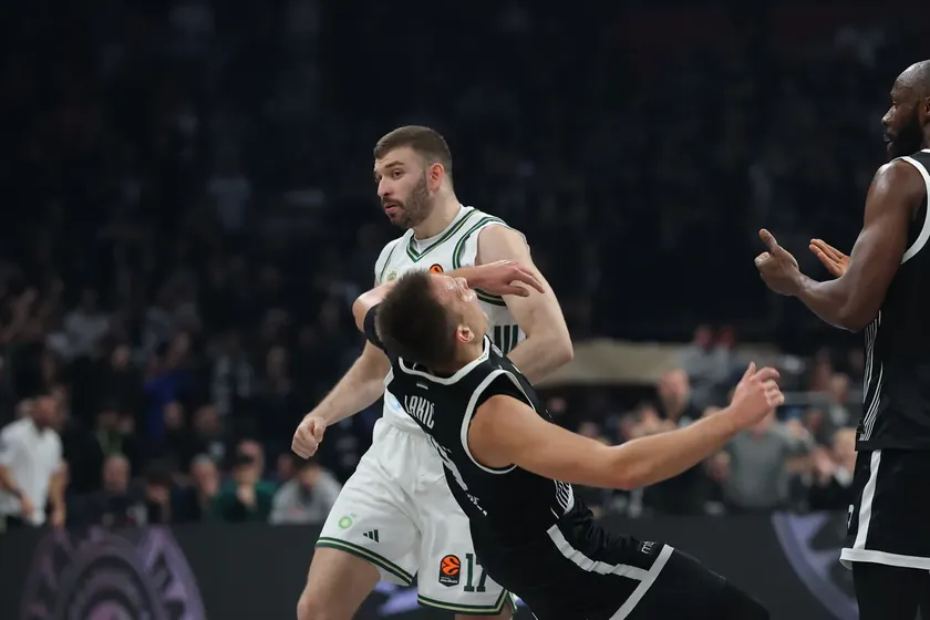 Yunan Basketbolcu Rogavopulos Sahada Rakibini İterek Kargaşaya Neden Oldu