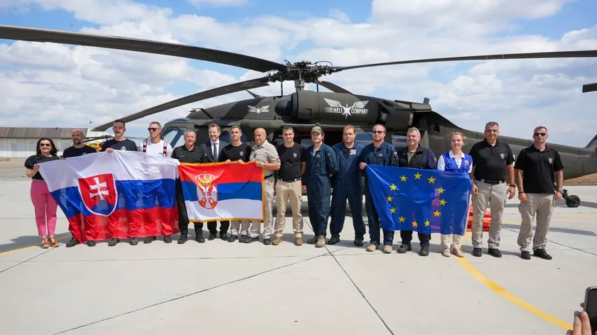 Sırbistan'da çıkan yangınlara karşı uluslararası yardım sağlayan ekipler Helikopterski Birlik'te ziyaret edildi.