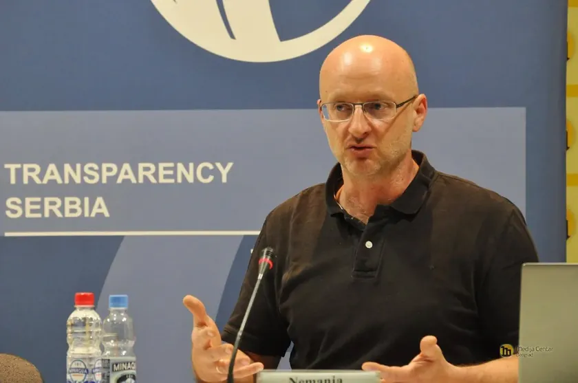 Transparentnost Srbija Sırp Hükümeti Korrupsiyon Yasası'nda Görünür Bir Kısıtlama