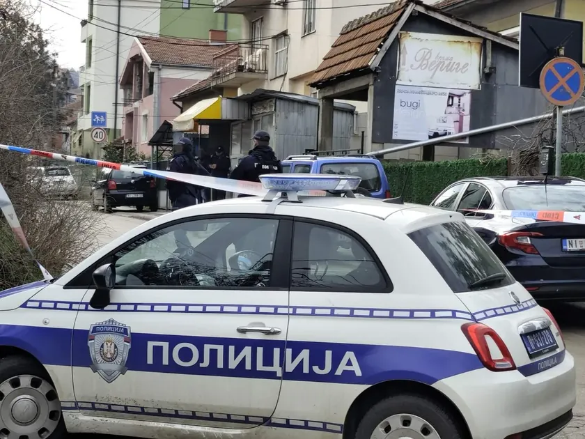 Sırbistan Niş'te otomobilindeki kadın vuruldu, saldırganın yakalanması için çalışma başlatıldı.