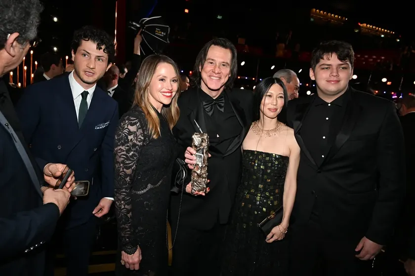 Jim Carrey Fransa'daki ödül töreninde uzun süredir gizlediği partnerini kamuya tanıttı