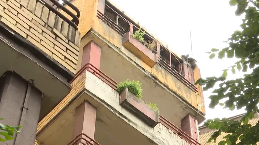 Cerak'ta çıkan büyük yangın bir ailenin evini yok etti, ardından komşular harekete geçti.