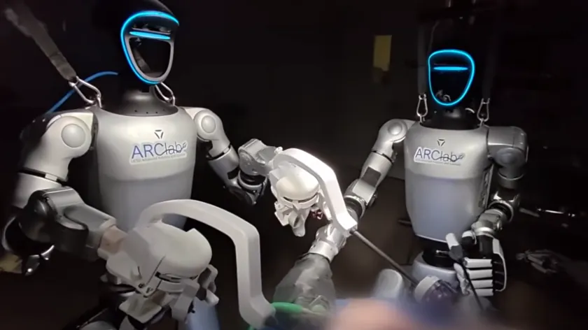 İnsanoid robotlar ilk kez iki cerrahi operasyonu başarıyla gerçekleştirdiler.