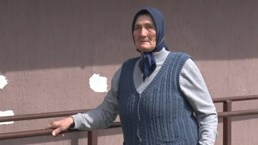 Sırbistan'ın Prijepolje köyünde engelli oğullarına bakan yaşlı kadın yol sorunuyla mücadele ediyor