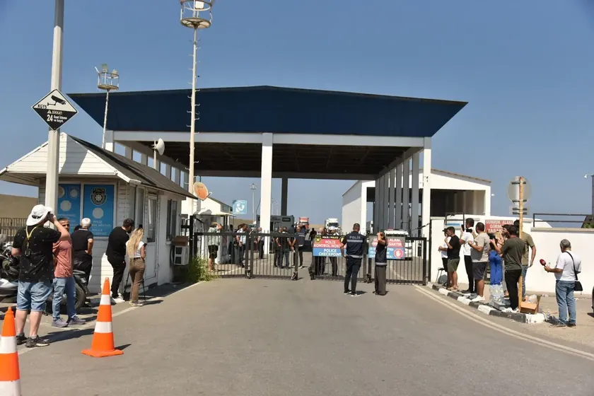 Kıbrıs açıklarında meydana gelen trajik bir deniz kazasında sekiz kişi hayatını kaybetti ve on sekiz kişi hala kayıp olarak bulunuyor.