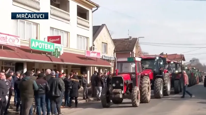 Sırbistan'da süt üreticileri Ibar Otoyolu ve Knić yolunu traktörlerle kapattı.
