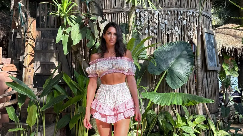 Jelisaveta Orašanin Bali'de mini bir elbiseyle poz verdi.