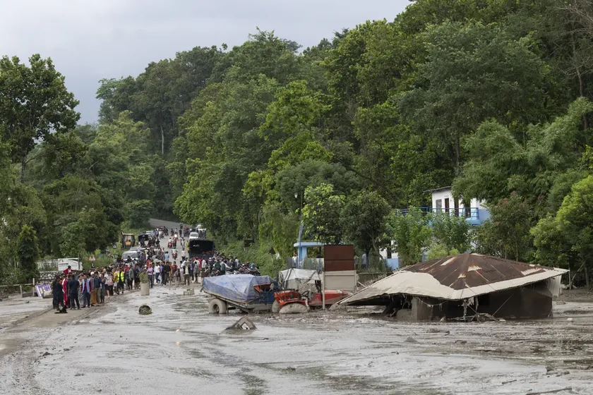 Nepal'da yeni bir sel tehdidi var Göl taşmış, insanlar dağlara kaçıyor