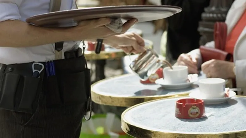 Garsonlara Yardım Etmek: Nezaketten Öte Sosyal Bilinç ve Empatiyi Gösteriyor