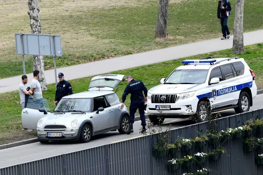 Sırbistan'da Novi Sad'da bir adamın kaçırılma girişimini gösteren bir video sosyal medyada paylaşıldı.