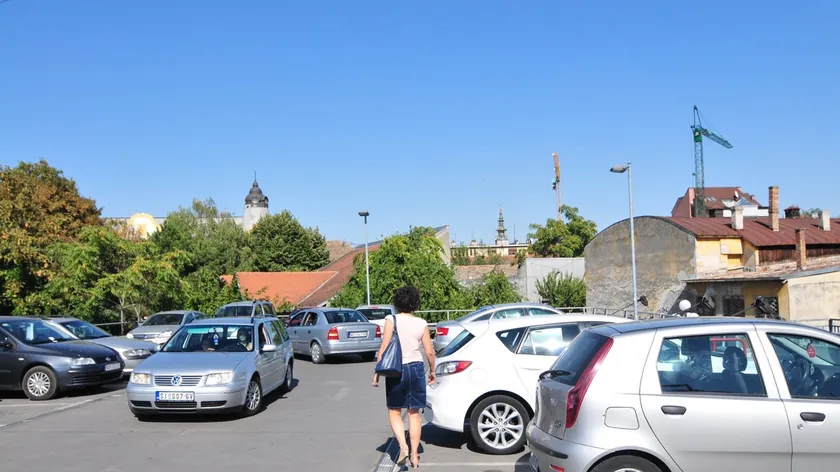 Sırbistan'da bir kadın 21 dakika park etmesi nedeniyle 203 euro ceza aldı.