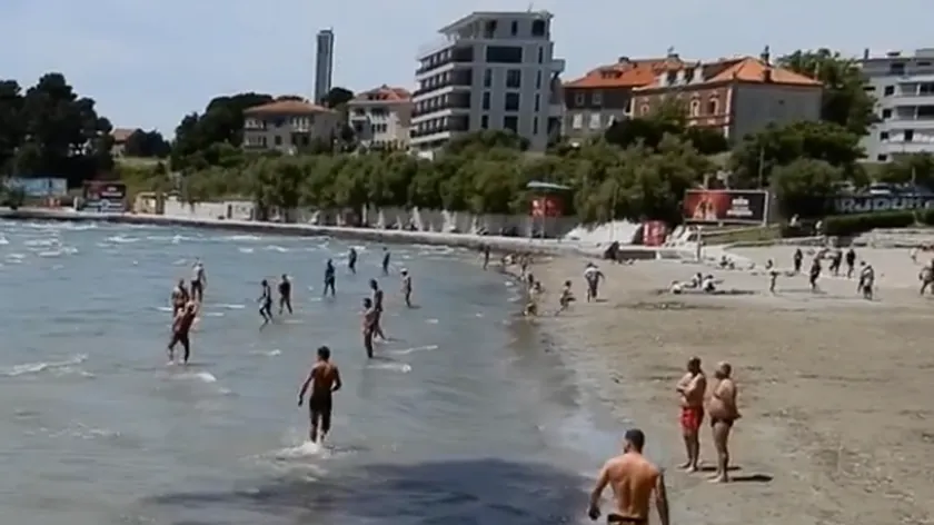 Hırvatistan Split'te Nisan Başında Yaz Havası Yaşandı İlk Yüzücüler Plaja Akın Etti