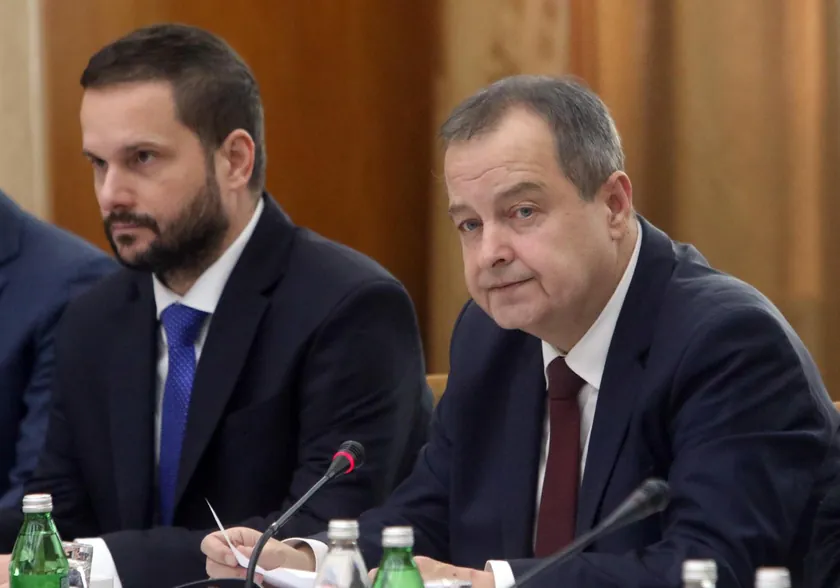 İçişleri Bakanı İvica Dačić, bugün yaptığı açıklamada, Çacak'ta düzenlenen Sırp Yeni Yılı kutlamalarında Ana Bekutu'ya don ve diğer cisimlerle saldırdığı belirtilen 11 kişinin tespit edildiğini bildirdi.