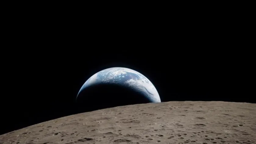 Japonya Ay'ı 11.000 km'lik güneş enerjisi halkasıyla çevirerek Dünya'ya enerji göndermeyi değerlendiriyor