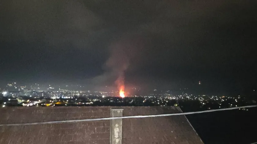 Sırbistan'ın Čačak Kentinde Büyük Yangın Çıktı: Atölye ve Ev Alevlere Teslim Oldu