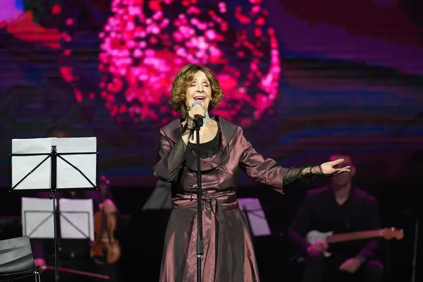 Efsanevi Şarkıcı Lepa Lukić'e Veda Konserinde Hayranından Taç Hediyesi