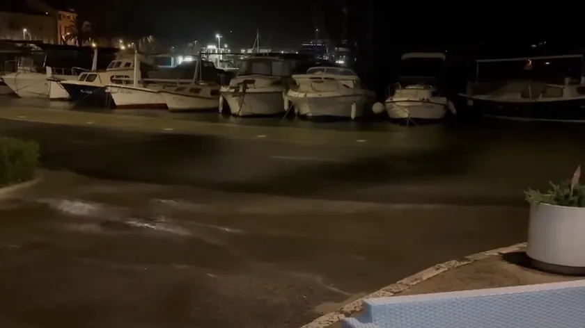 Jadran'da sıra dışı bir görüntü Denizin birkaç dakika içinde tamamen değiştiği görüldü.