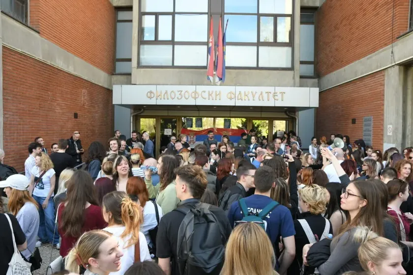 Novi Sad'daki Filozofik Fakültesi'nde poliisin fakülteye baskınından yıldönümü kutlanıyor.