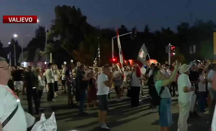Valjevo'da bir proteste sırasında araba kalabalığın arasından geçmeye çalıştı Adam çıktı ve üç kişiyi el attı