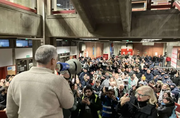 Öğrenciler, Novi Sad'daki Filozofski Fakülte'deki polis baskını nedeniyle acil protesto düzenliyor