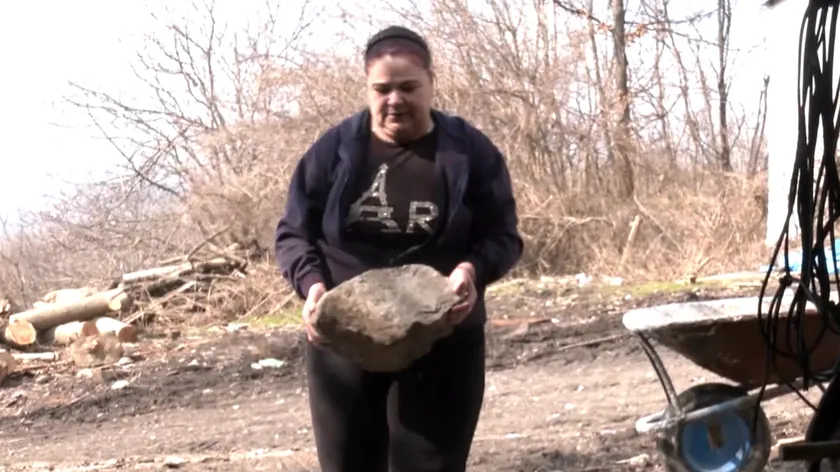 Sırbistan’ın "Demir Bilekli" Ninesi: Hem 7 Torun Bakıyor Hem Traktör Tamir Ediyor!