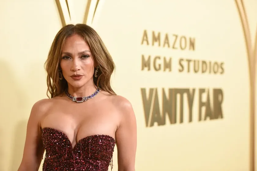 Jennifer Lopez'in spor salonu paylaşımı fit görünümüyle sosyal medyayı ikiye böldü