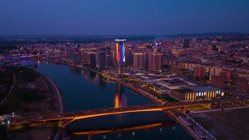 Kula Beograd, Sırbistan'ın milli bayramına ithafen kırmızı-beyaz-mavi renklerle aydınlatıldı.
