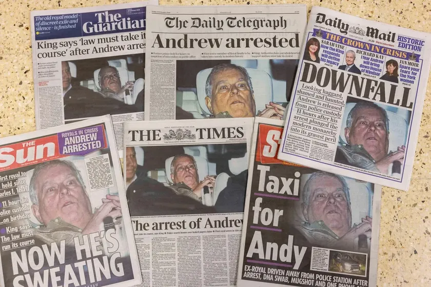 Aktivistler Paris'teki Louvre Müzesi'ne Prens Andrew'un gözaltı fotoğrafını astı