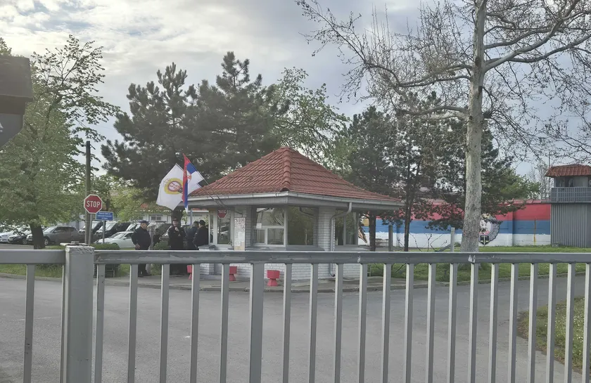 Goran Kajfeš, Informer'in görüntü ekibine saldırmaktan tutuklandıktan sonra beş ayın ardından cezaevinden çıktı