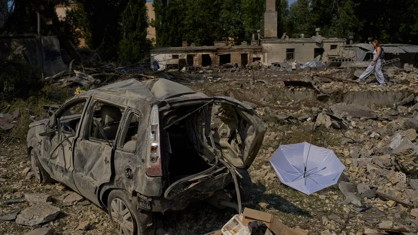 Rus balistiki roketlerle Kiyev'i bombaladı, Ukrayna dronlarla rafineryelere saldırdı.