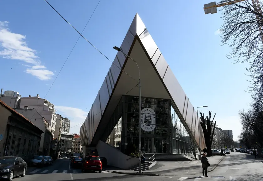 Palilula Pazarı'ndaki camlar aşırı sıcaklıktan dolayı çatıda kırıldı.