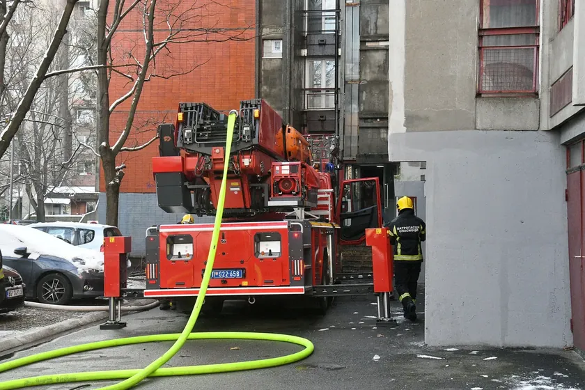 Belgrad'ın Kotež Mahallesi'nde Binanın İkinci Katında Yangın Çıktı