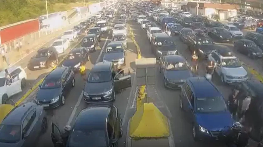 Sırbistan'dan Yunanistan'a gidenler Gradina sınır geçişini kaçmalıdır Uzun kuyruklar ve 10 km uzunluğundaki araç dizileri