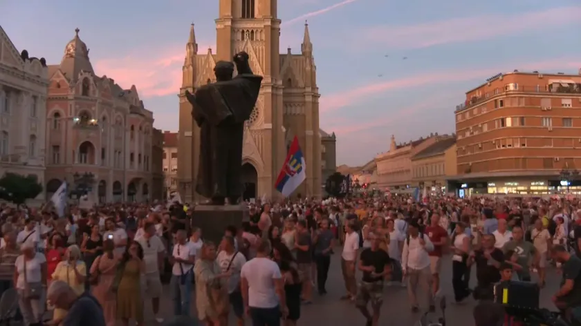 Sırbistan Cumhurbaşkanı Aleksandar Vučić'in Novi Sad ziyaretini iptal etmesi üzerine vatandaşlar protesto etti.